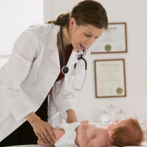 Baby beim Kinderarzt zur Abklärung von Windeldermatitis